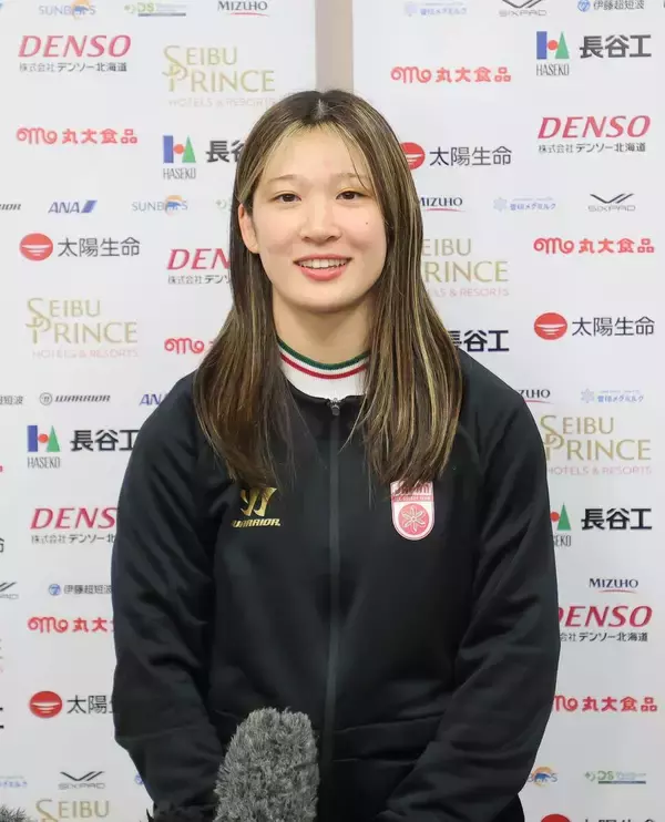 アイスホッケー女子日本代表の輪島夢叶「楽しみ」　ミラノ五輪へ元プロ野球のラミレス理事と「ゲッツ」で乾杯