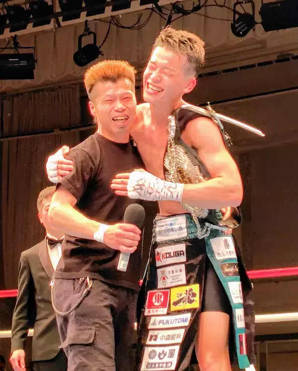 岡本恭佑が日本王座獲得　リング上で桑原秀彦会長が誕生日ソングを涙の熱唱　ＨＫスポーツジム初の王者に