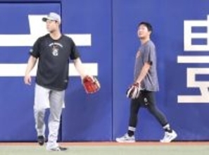 【巨人】長野久義氏がバンテリンドームに登場　グラブをはめて練習をサポート