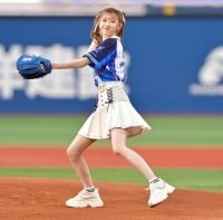 【ＤｅＮＡ】ＡＫＢ４８・千葉恵里がリベンジ成功　「今度は届くように」昨年に続くセレモニアルピッチで捕手役・林琢真内野手がキャッチ