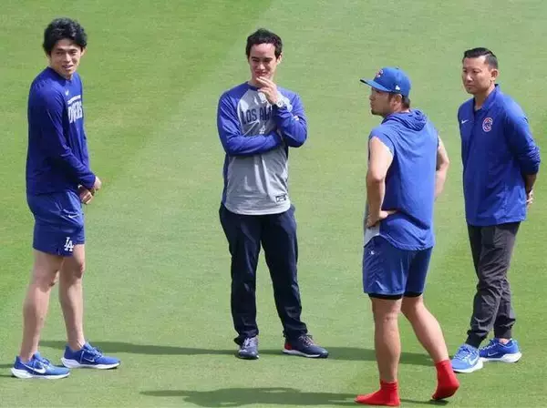 佐々木朗希と鈴木誠也が野球談議　前夜の日本人対決では先制弾含むマルチ２安打も、笑顔で和やか雰囲気