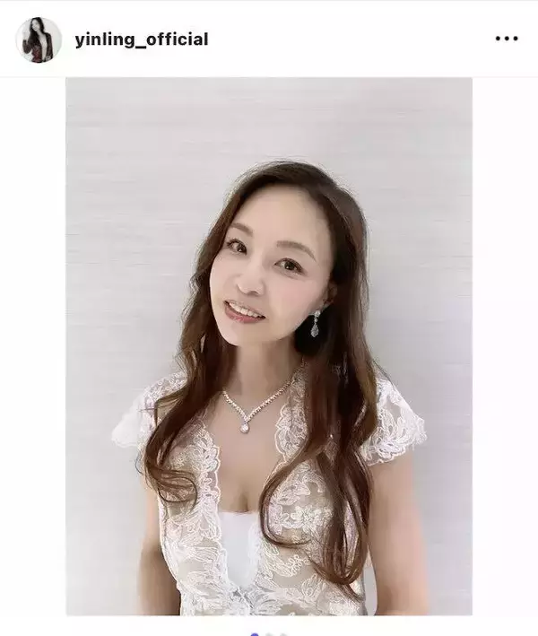 ５０歳になったインリンの近影が「かわらず美しい、足もきれい！」と好評　胸元大胆なワンピ姿