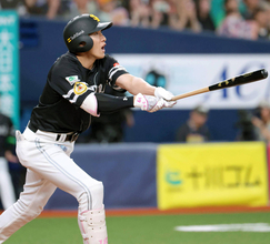 【ソフトバンク】柳田悠岐がプロ初の代打３ランで３年ぶり１０号　同学年の巨人・坂本勇人の代打逆転二塁打の直後に　東京＆大阪で３７歳が代打で競演