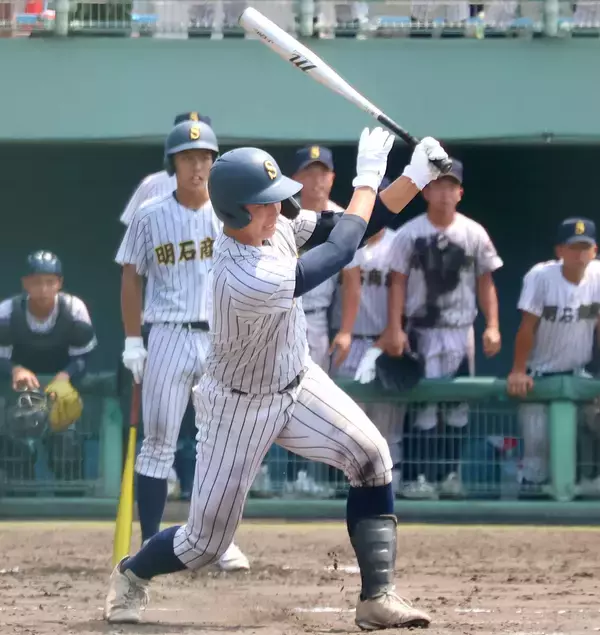 【高校野球】明石商が報徳学園にリベンジ　２年生バッテリーが躍動しコールド勝ち　４番の大塚弥が先制打を含む２打点、仲吉泰清が７回完封…兵庫大会