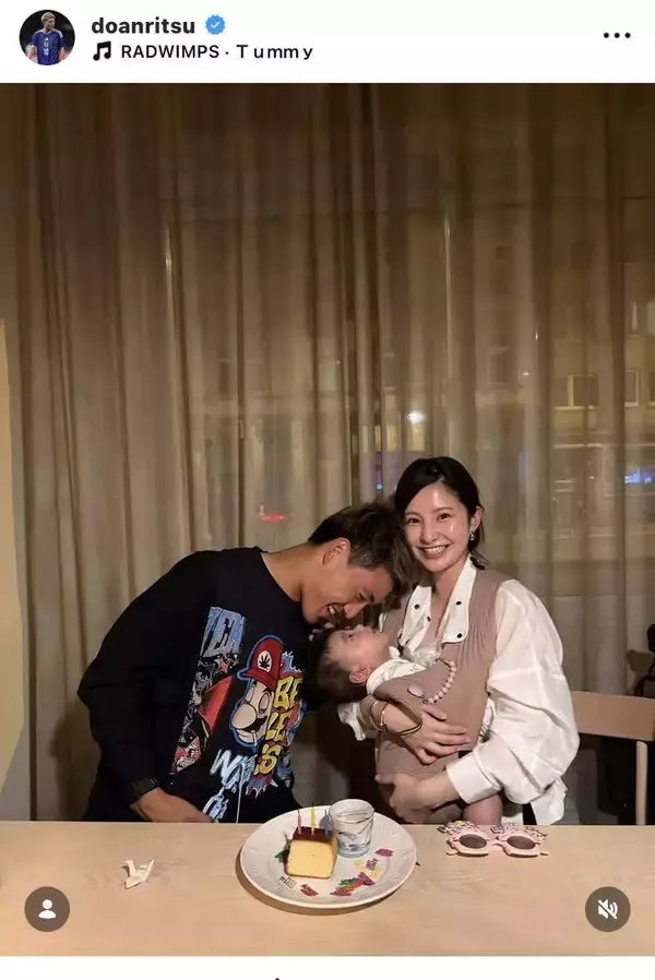 「デレデレ」堂安律、美人妻＆第１子長女と３ショット！「可愛いＢＡＢＹと美しいママ」「素敵です！！」