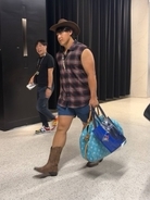 「ホンマ、やめて下さい。恥ずかしくて、汗が出てくる」岡本和真がメジャー恒例新人イジリ仮装…カウボーイハットに半ズボン