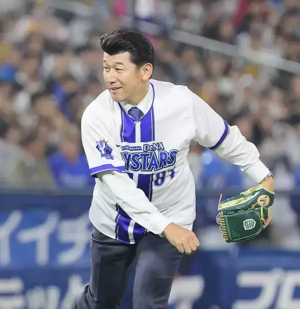 【日本シリーズ】 三浦大輔氏が始球式　ＤｅＮＡの前監督がワインドアップで圧巻投球　場内熱狂「勝手が違ってドキドキした」…国歌独唱は龍玄とし