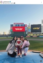 プロ野球選手と結婚の美人アナ「ファン感謝祭」家族ショット「幸せいっぱい」淡輪ゆきが「お綺麗」