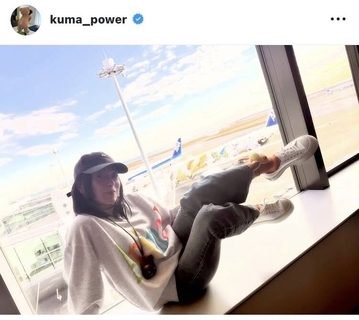 宇多田ヒカル、息子のプレゼントの靴下をはいて空港で“ポケモンコラボ”　「かわいい」「微笑ましい」「めっちゃノリノリ」