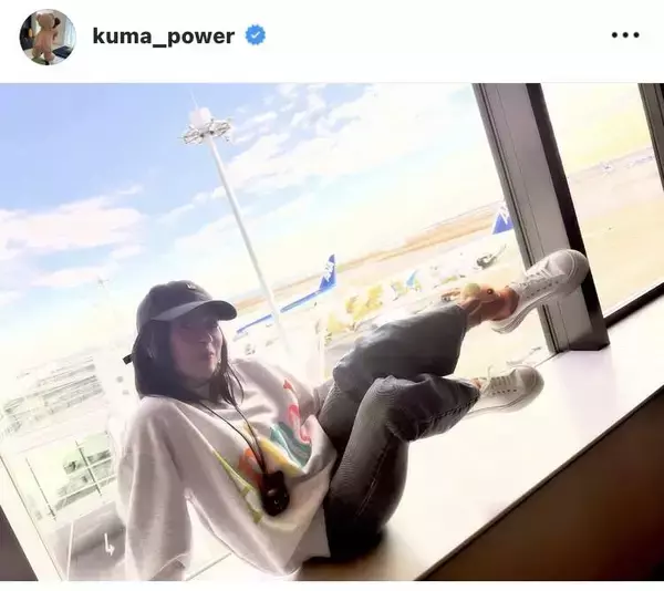 宇多田ヒカル、息子のプレゼントの靴下をはいて空港で“ポケモンコラボ”　「かわいい」「微笑ましい」「めっちゃノリノリ」