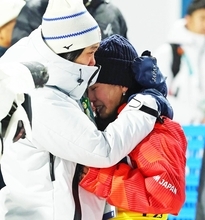 【五輪】銅メダルが決まり、高梨沙羅を抱きしめたのはメンバー外の伊藤だった…ファインダー越しに感じた４年間の重さ