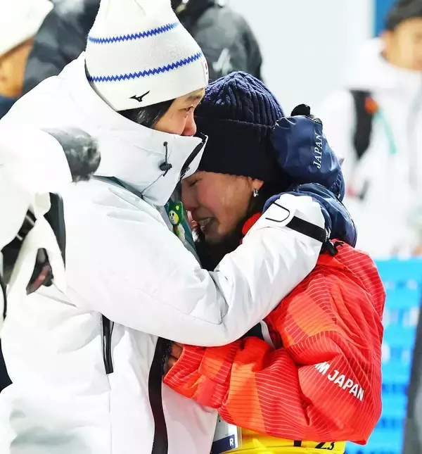 【五輪】銅メダルが決まり、高梨沙羅を抱きしめたのはメンバー外の伊藤だった…ファインダー越しに感じた４年間の重さ