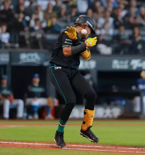 【日本ハム】水谷瞬にアクシデント　一塁手送球が顔面に→グラウンドに倒れこみ悶絶　担架登場も自力でベンチ裏へ　本拠地騒然