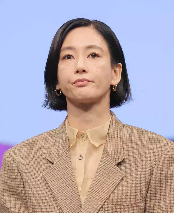 水川あさみ　体のシルエットあらわ！テロテロ素材「妖艶」「すごい…」「好き」俳優と結婚７年