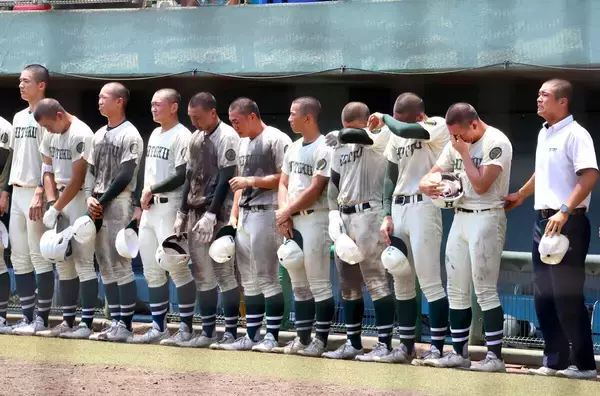 【高校野球】報徳学園が５回戦で明石商にコールド負け　「春の近畿王者＝夏の甲子園」の図式崩れる　ナインはベンチ前で崩れ落ちる…東洋大姫路も敗退で波乱の兵庫大会