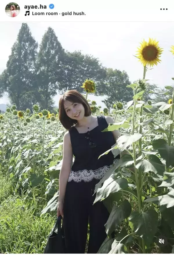 昨年結婚発表の人気フリーアナ、ひまわり畑でほほ笑む姿「ひたすらかわいい」「輝いてます」袴田彩絵アナ