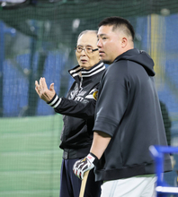 【ソフトバンク】王貞治球団会長が山川穂高を直接指導！　２年前４連敗したＤｅＮＡへ「倍返ししないとね」日本シリーズ前日練習視察