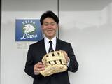 「【西武】ドラ３・秋山俊が持参したのは元中日外野手から贈られたグラブ「守備面、打球判断などたくさん教えていただきました」」の画像1