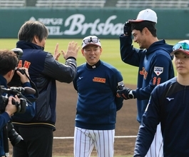 ダルフィーバー再び！　ファンが一斉移動、ブルペン一番乗りの松本裕樹には熱視線&マンツー指導