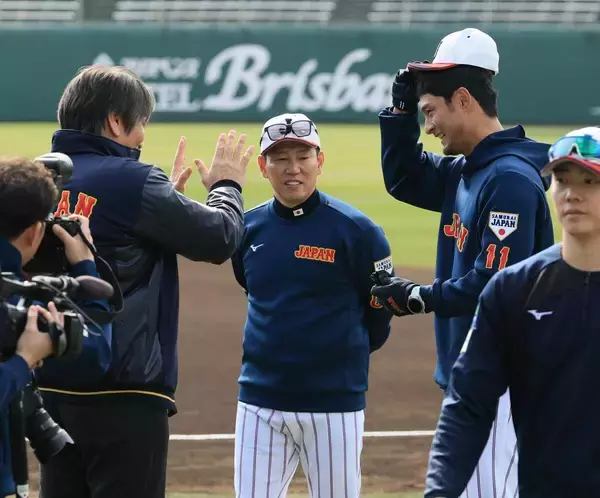 ダルフィーバー再び！　ファンが一斉移動、ブルペン一番乗りの松本裕樹には熱視線&マンツー指導