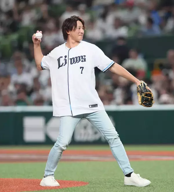 【西武】ＯＢの金子侑司氏が始球式　西武一筋１２年　背番号は現役時代と同じ「７」　さわやかな笑顔も当時と変わらず
