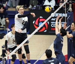 【バレー男子】小野寺太志が第３セット、ベンチに下がった石川祐希と交わした笑顔のやりとりとは…同学年のエースへの期待も語る