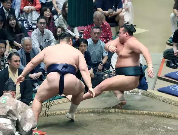 東十両６枚目・北の若の全勝が止まる　西同７枚目の友風に押し倒される
