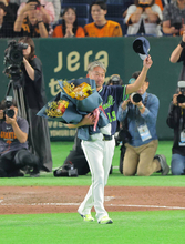 【ヤクルト】現役引退の石川雅規へ東京ドームのＧ党からも「イシカワ！」の大コール　坂本勇人と長野久義編成本部参与から花束