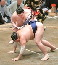 熱海富士、阿炎との３敗対決制し静岡県勢初の賜杯へ１差守った　八角理事長評価「よく踏み込んでいる」