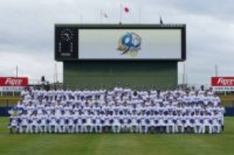 【中日】ドアラの左耳が田島慎二コーチの顔に…球団創設９０周年の集合写真