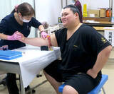 「横綱・大の里が健診で採血　昨年は「注射が嫌い」と険しい表情も今回は余裕の笑み　「成長」と胸張る」の画像1