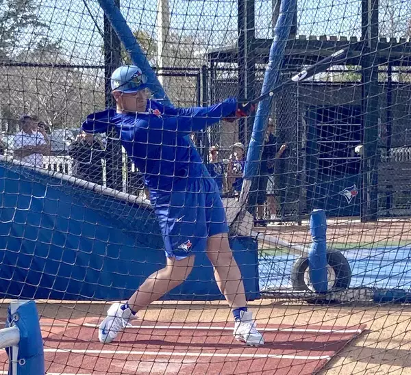 岡本和真、ブルージェイズ関係者驚がくの初フリー打撃　３４スイングで６本サク越え　米キャンプ地で“メジャー仕様”のステップ