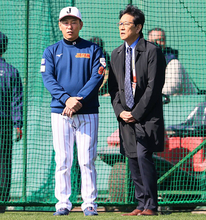 侍ジャパン・栗山英樹前監督、井端弘和監督との青空会談３０分の内容は…「激励じゃない。本当に現実的に、ということ」