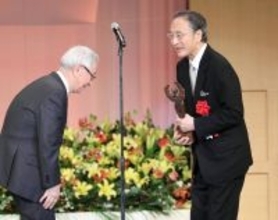 人間国宝・片岡仁左衛門「今日は６０回目の結婚記念日。プラチナ婚でもいただけるよう」読売演劇大賞で芸術栄誉賞を受賞