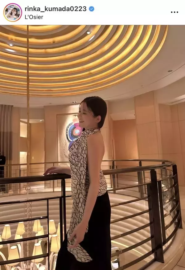 「脚が長ーい」久間田琳加、色気あふれる大胆スリットにほれぼれ「びっくりした…」「大人のお姉さん」「半端ない」「最高」