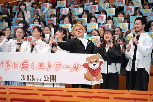 當真あみ＆嵐莉菜が女子大に降臨！　爆ビジュに学生騒然「キャーッ！」「顔小さい…」