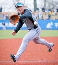 【巨人】石塚裕惺が「熱男」に変身　阿部監督から試合前に愛のノック「お願いしまーす！」元気よく白球追う