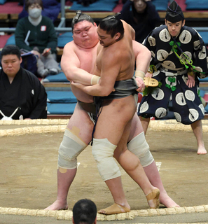 矢後が初白星　得意の左四つから米沢龍を寄り切る　「自分の相撲？　そうですね。勝って良かったです」