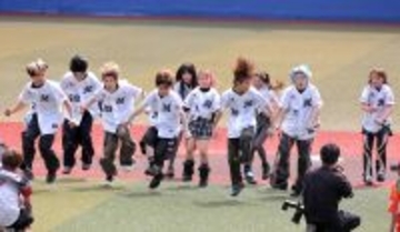 ＰＧ　ロッテ戦前に熱いパフォーマンス　ＡＯＩ「ど真ん中に１００キロ投げます」と次は始球式登板に意欲