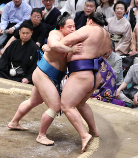 琴栄峰が土つかずの５連勝　狼雅に勝ち、平幕ただ一人の勝ちっ放し