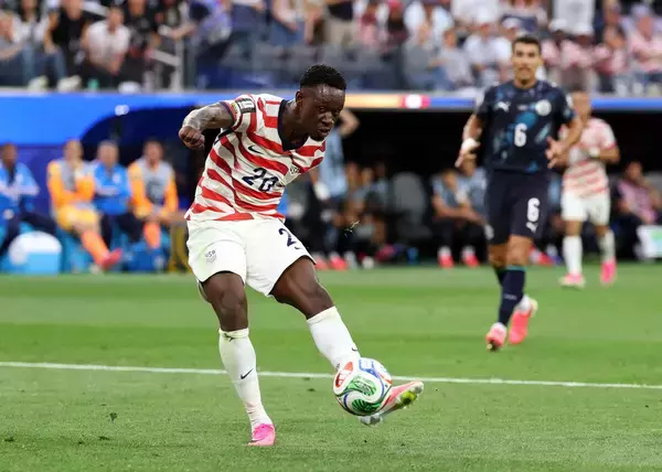 【Ｗ杯】米国が４発快勝　バツグンの働きＦＷバログン　米国勢で９６年ぶり＆大会１号ハットならずも２得点