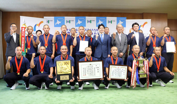 【高校野球】北海道代表の最大の敵は寒暖差！？　想定外の“冷夏”に球児も困惑「今年は涼しすぎる」…札幌日大と白樺学園が道庁表敬訪問