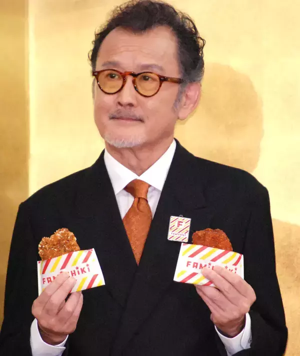 吉田鋼太郎　ハタチのファミチキをお祝い「もっと前からあったような気がする」