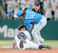 【西武】 代走出場の高松渡がヒヤリ　水野の左腕付近が顔面に激突　場内一時騒然　無事にプレー再開