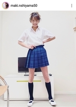 西山茉希、３６歳の“ＪＫ制服ショット”で超美脚！膝上２０センチ「良い子はマネしないで」