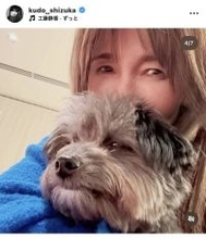 ５５歳・工藤静香、美脚すらりな革パン姿がカッコいい！「美脚でお綺麗です」「脚が長〜い」