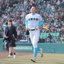 【センバツ】山梨学院・菰田陽生「またここに戻ってこい、という意味」甲子園から受け取ったメッセージ…左手首骨折でベンチで終戦