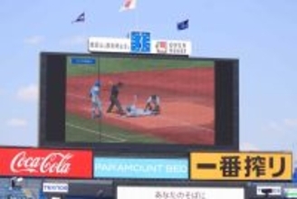 東京六大学、ビデオ検証映像をスクリーンで再生　選手も注目、客席から「アウトだ！」の声も…今春から仕様変更