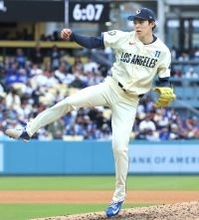 佐々木朗希「本当に助けられて勝てた」６回途中４失点での今季初勝利に感謝の思い　３５７日ぶり米２勝目