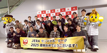 【阪神】藤川球児監督「アロハ！」関西国際空港からチャーター機で優勝旅行先のハワイに出発！